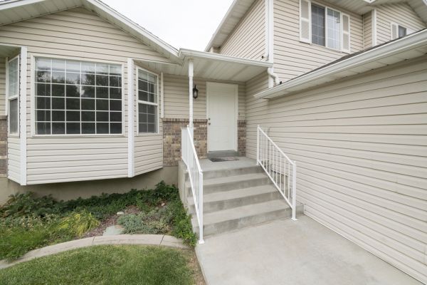 Cost of White Vinyl Siding Replacement in Richardson